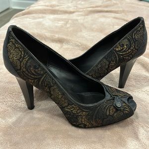 Peep toe heel with zipper, size 7